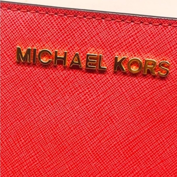 Michael Kors 6 slot wristlet in Beautiful coral 🪸 color, with zipper in back . - Picture 10 of 10